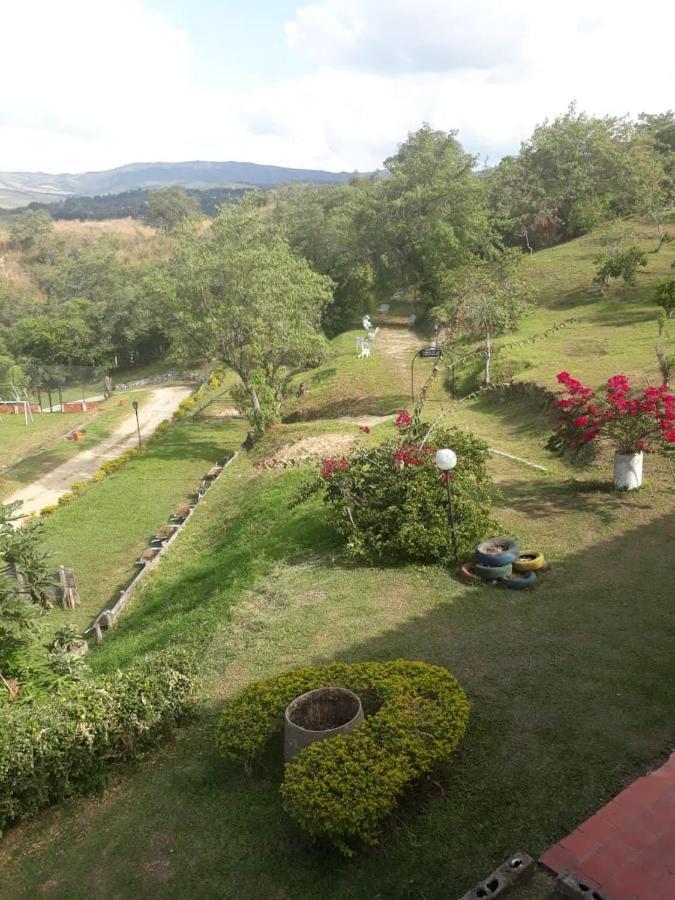 Hotel Campestre La Loma กูริติ ภายนอก รูปภาพ